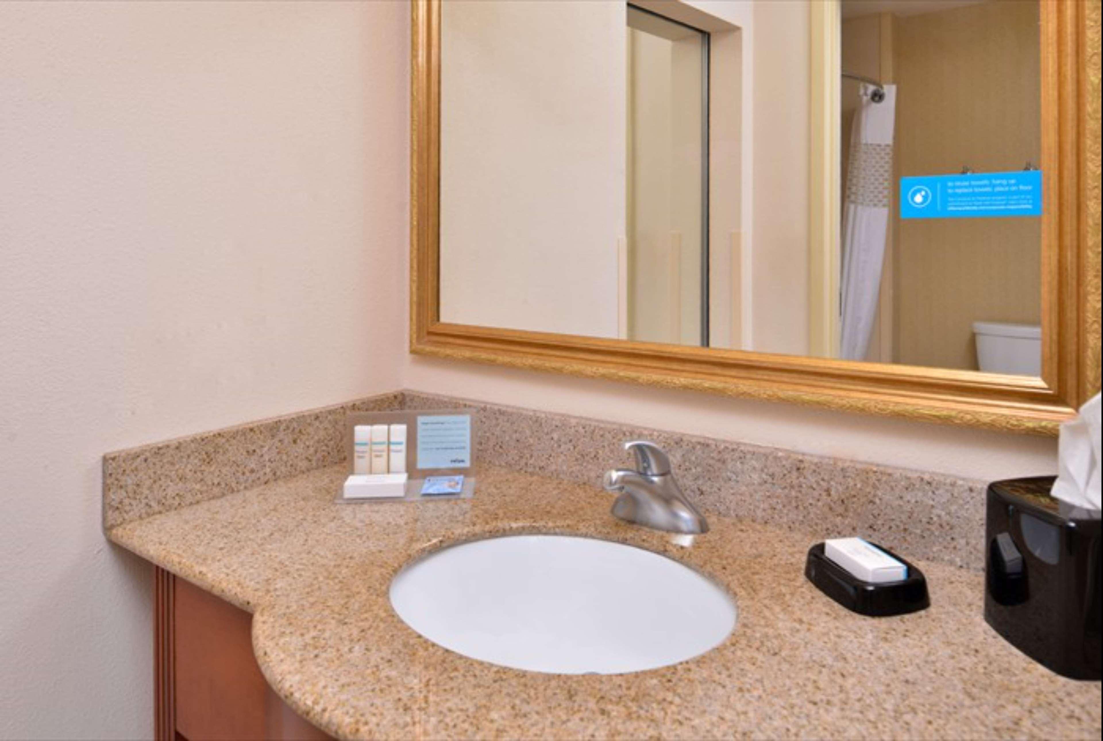 Hampton Inn & Suites Richmond Bagian luar foto
